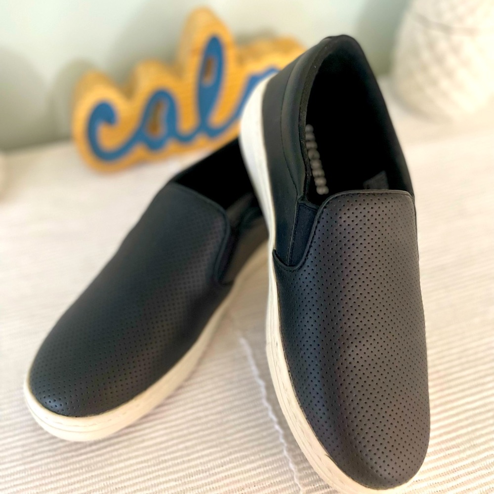 Skecher Street Los Angeles with Memory Foam Size 7 Wide Fit Black
